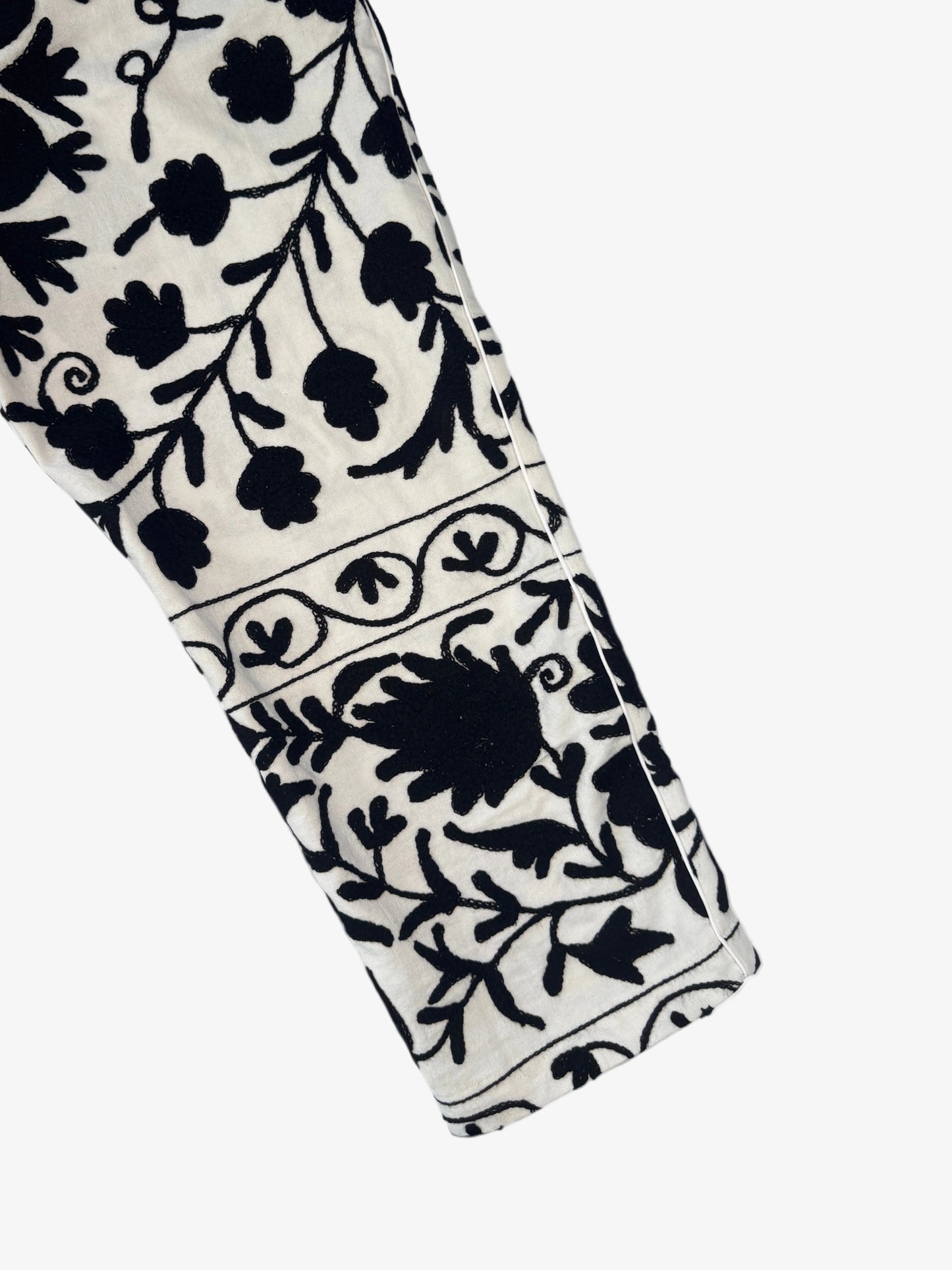 DAWID TOMASZEWSKI Bestickte Hose Flora Suzani Black & White Detail
