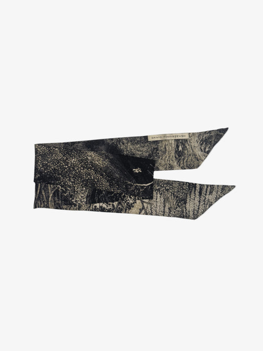 DAWID TOMASZEWSKI Schmaler Seidenschal - Twill Silk Bow Long - Schwarz Weiß Seidendruck