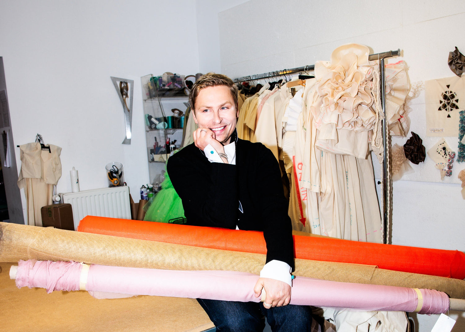 Der Berliner Modedesigner und Couturier Dawid Tomaszewski in seinem Atelier.