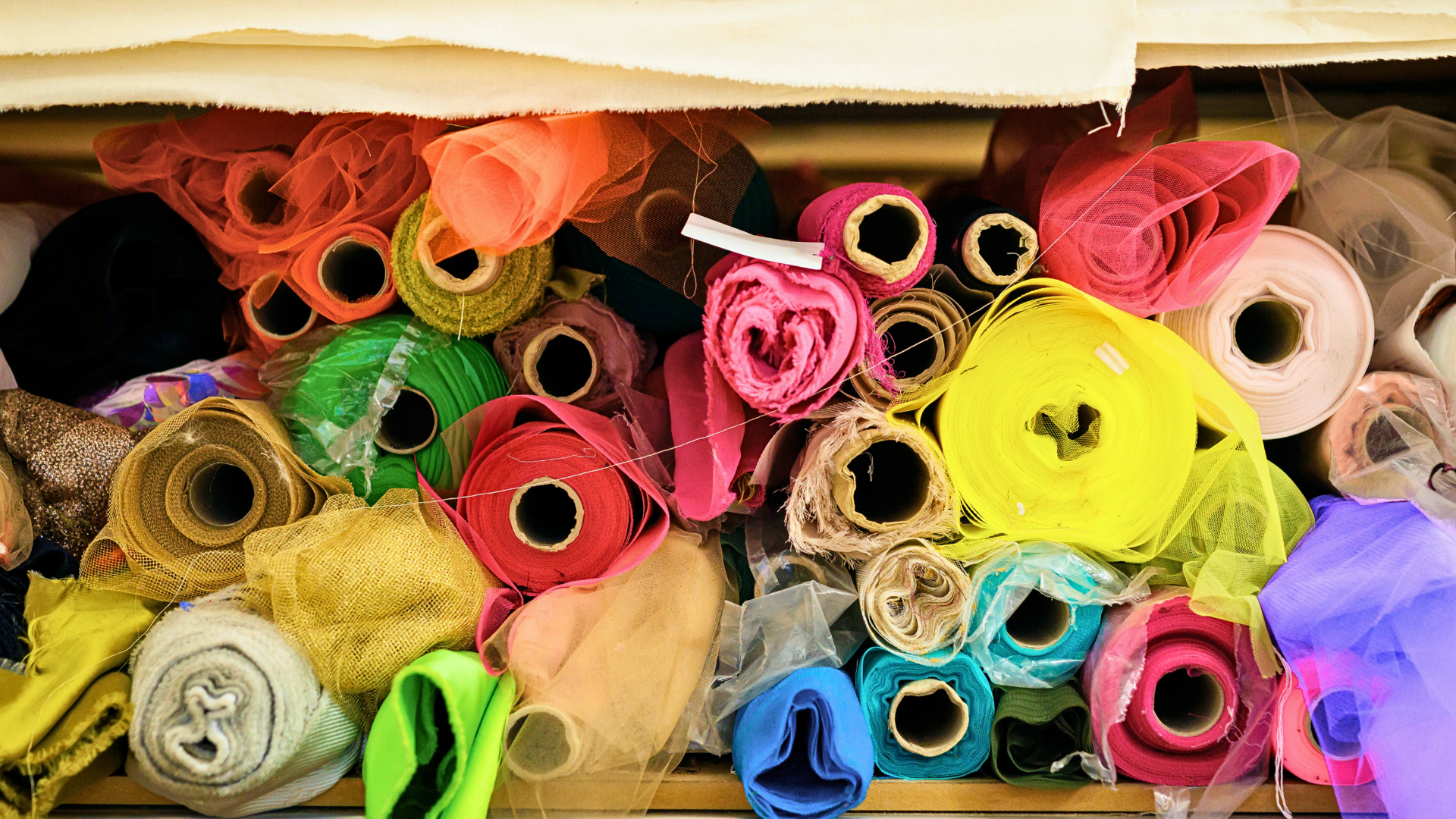 DAWID TOMASZEWSKI Couture iund Ready-to-Wear: Berliner Mode von Modedesigner und Couturier Dawid Tomaszewski in seinem Atelier in Berlin Charlottenburg.