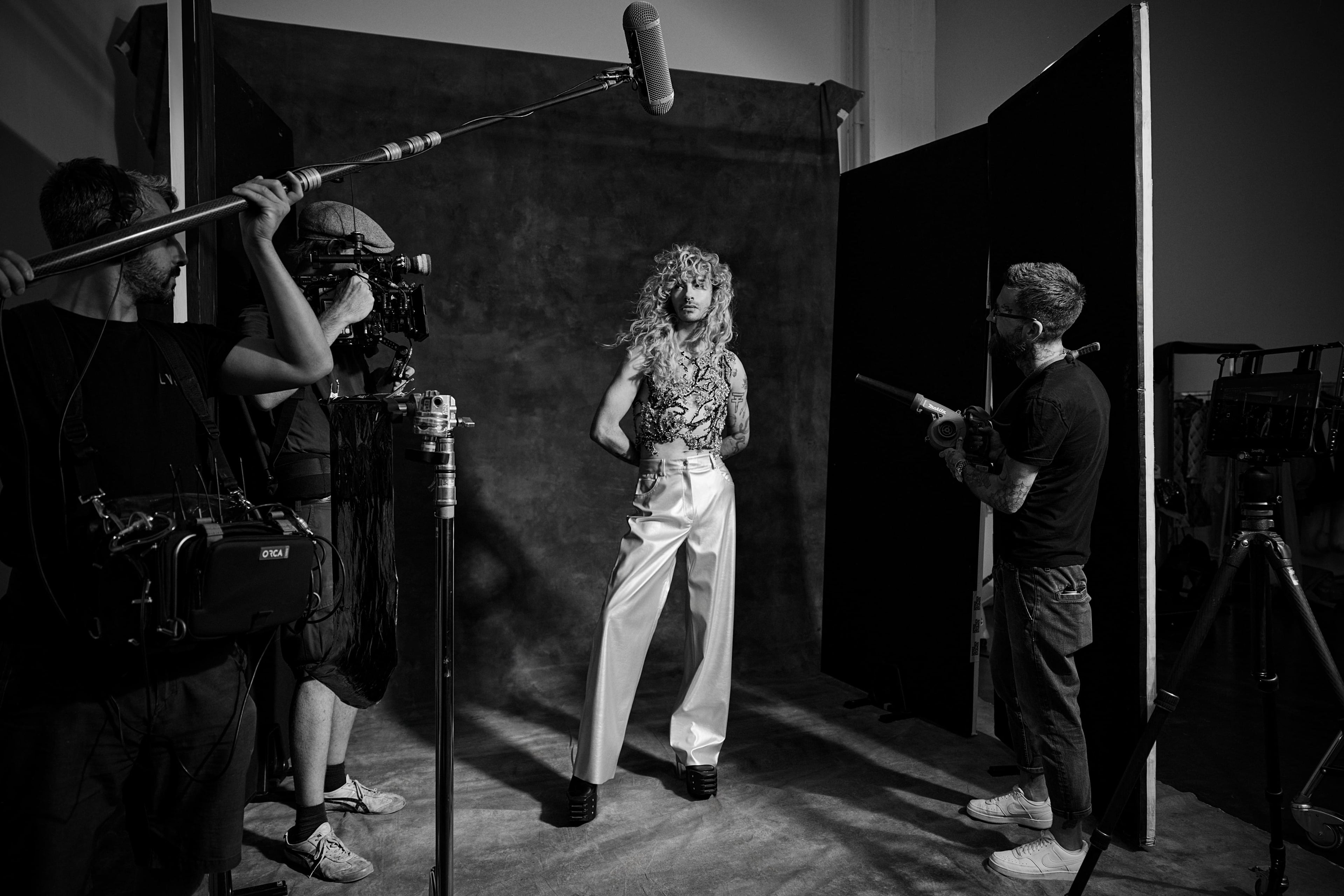 Celebrities tragen DAWID TOMASZEWSKI: Sänger Bill Kaulitz in DAWID TOMASZEWSKI Couture. Berliner Mode von Modedesigner und Couturier Dawid Tomaszewski.