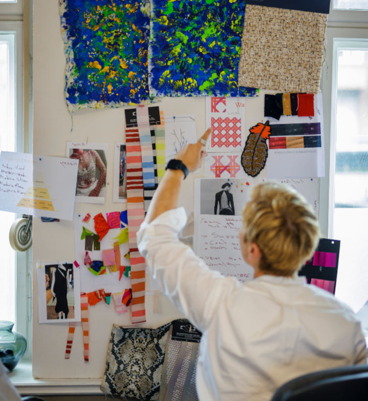 DAWID TOMASZEWSKI Couture und Read-to-Wear: Modedesigner und Couturier Dawid Tomaszewski in seinem Berliner Studio.