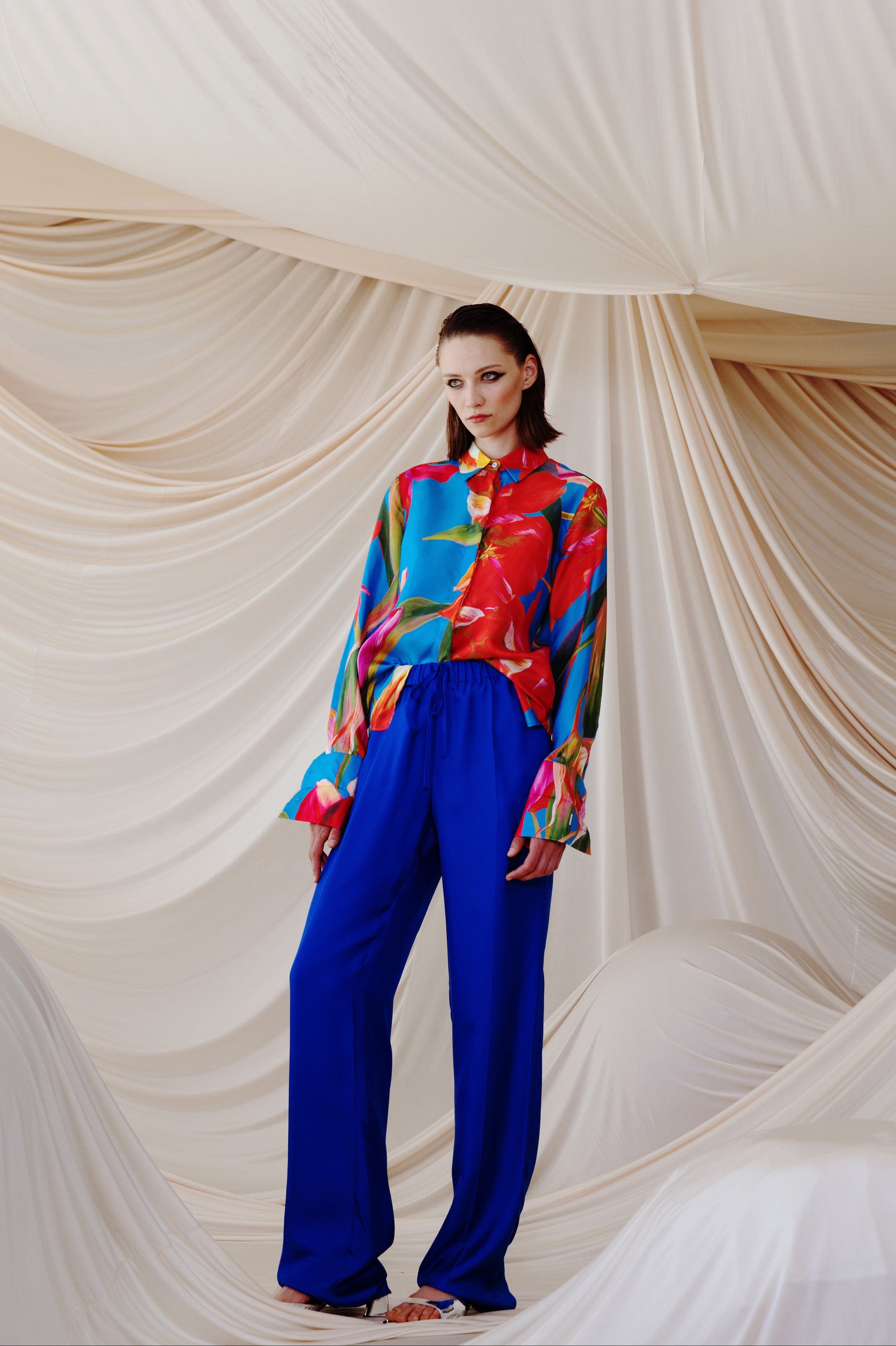 DAWID TOMASZEWSKI Bluse Cleo Blue Tulips On Model