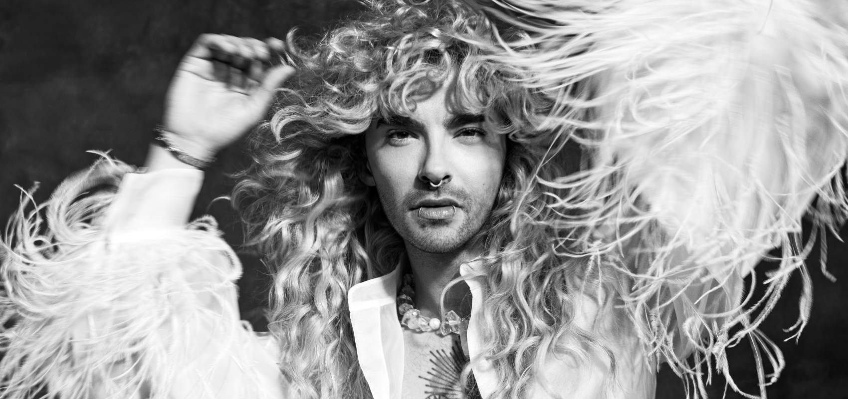 Celebrities tragen DAWID TOMASZEWSKI: Sänger Bill Kaulitz von Tokio Hotel in DAWID TOMASZEWSKI Couture. Berliner Mode von Modedesigner und Couturier Dawid Tomaszewski.