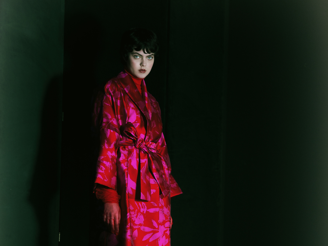 Model trägt ein Couture-Design von DAWID TOMASZEWSKI, handgefertigt im Berliner Atelier des Designers.