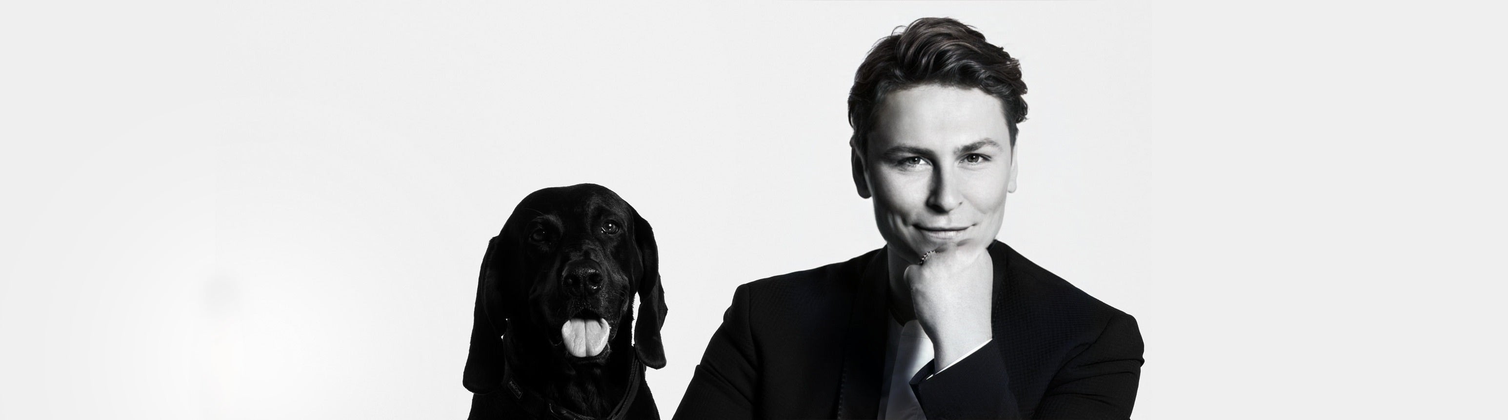 Der Berliner Modedesigner und Couturier Dawid Tomaszewski mit seinem Hund