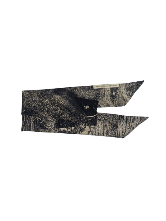 DAWID TOMASZEWSKI Schmaler Seidenschal - Twill Silk Bow Long - Schwarz Weiß Seidendruck