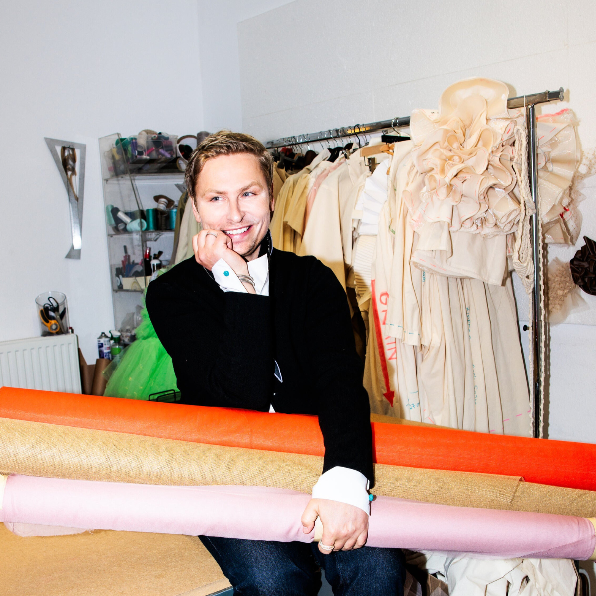 Der Berliner Modedesigner und Couturier Dawid Tomaszewski in seinem Atelier.