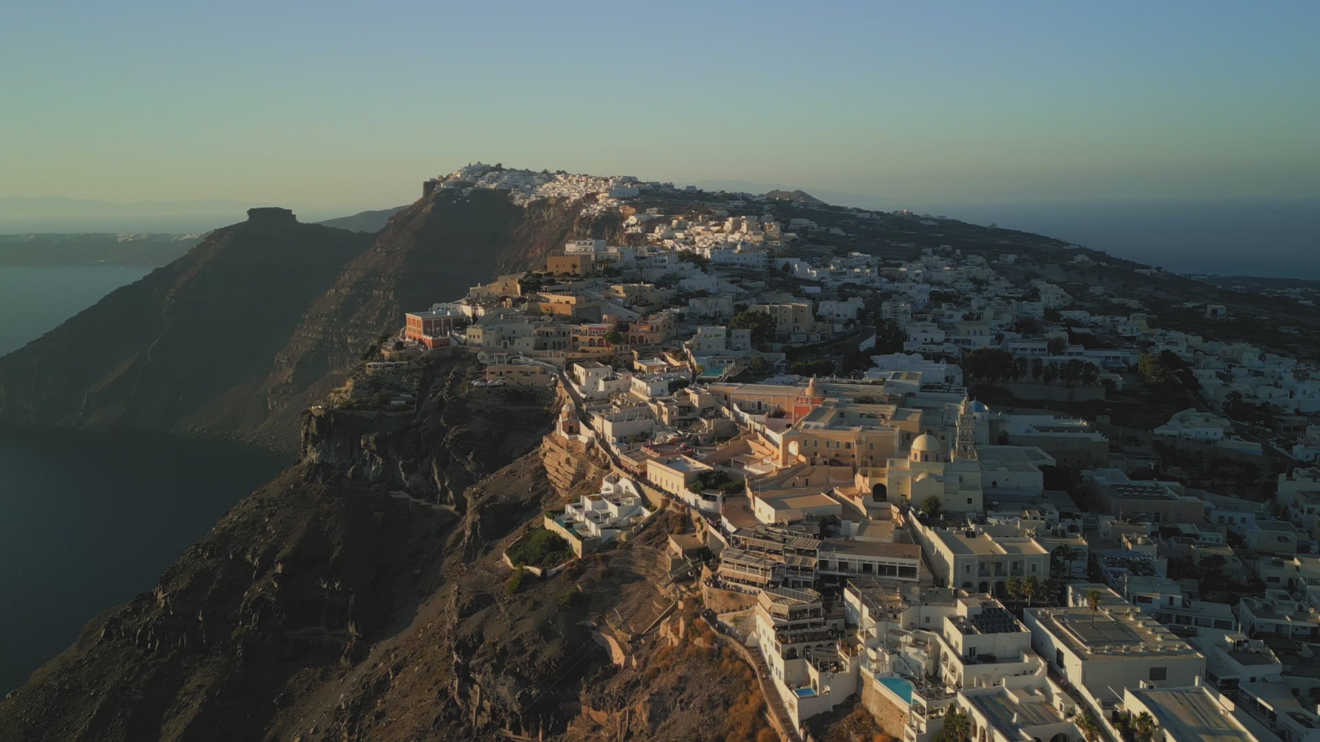 Video laden: Cruise Collection DAWID TOMASZEWSKI FASHION2SEA 2025