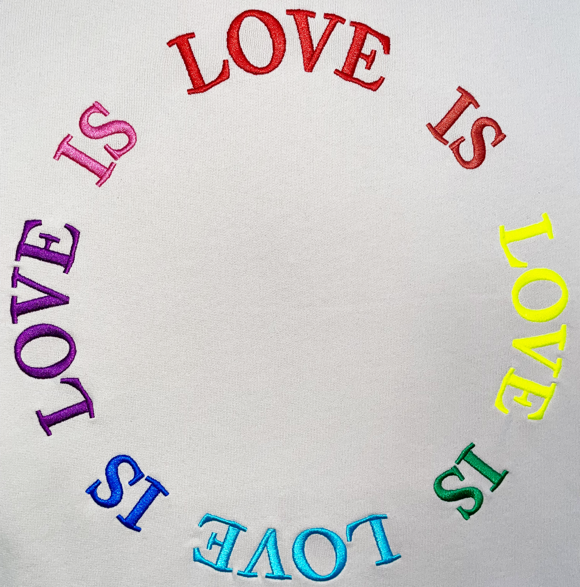 DAWID TOMASZEWSKI Hoodie "Love is Love" - Eggshell - Detail Stickerei 