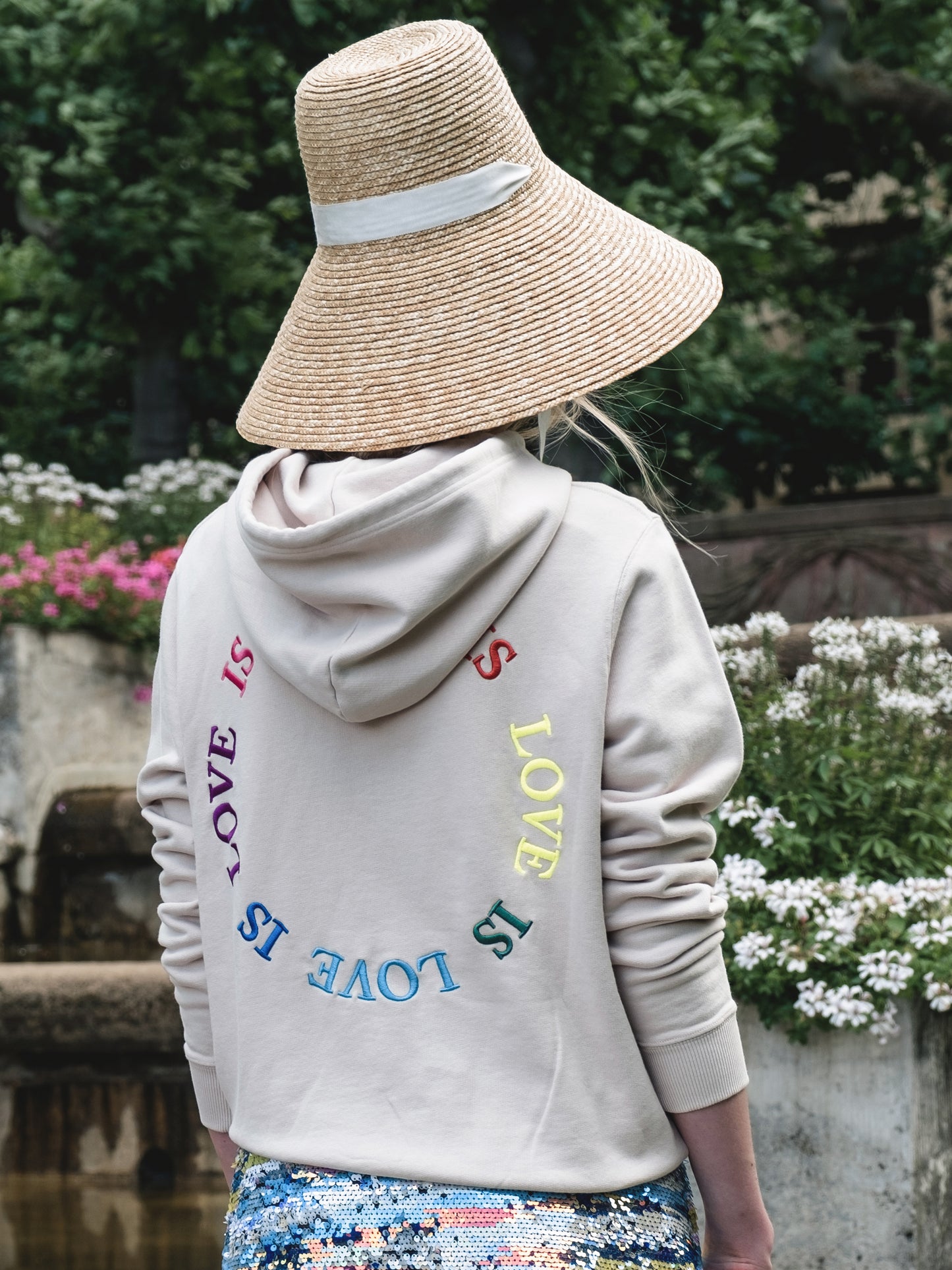 DAWID TOMASZEWSKI Hoodie "Love is Love" - Eggshell - Fotoshooting