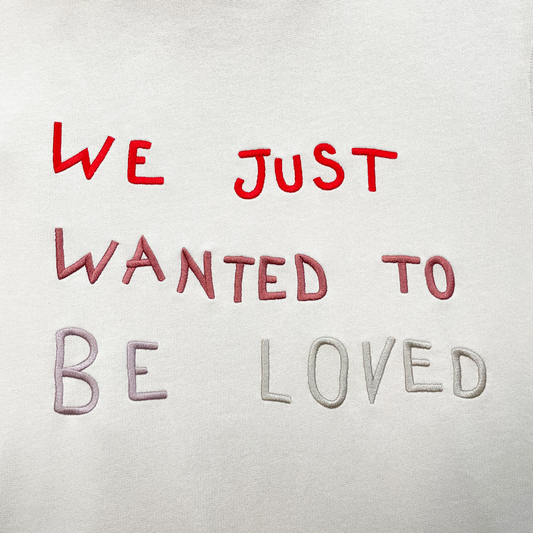 DAWID TOMASZEWSKI Hoodie "We just wanted to be loved" - Eggshell - Front - Stickerei Detail