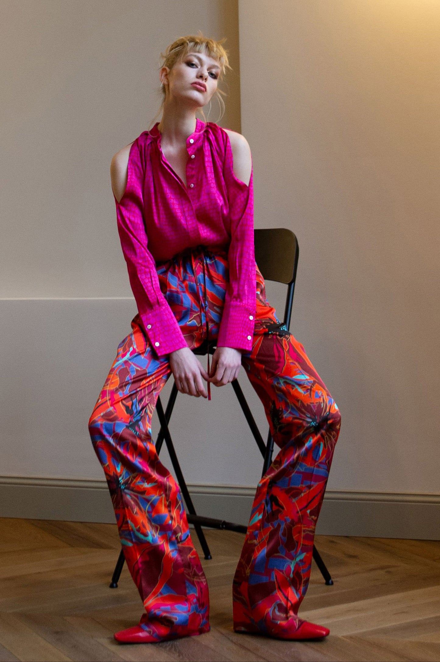 DAWID TOMASZEWSKI Hose Parallel Lines Silkline Terracotta Flowers Mix On Model