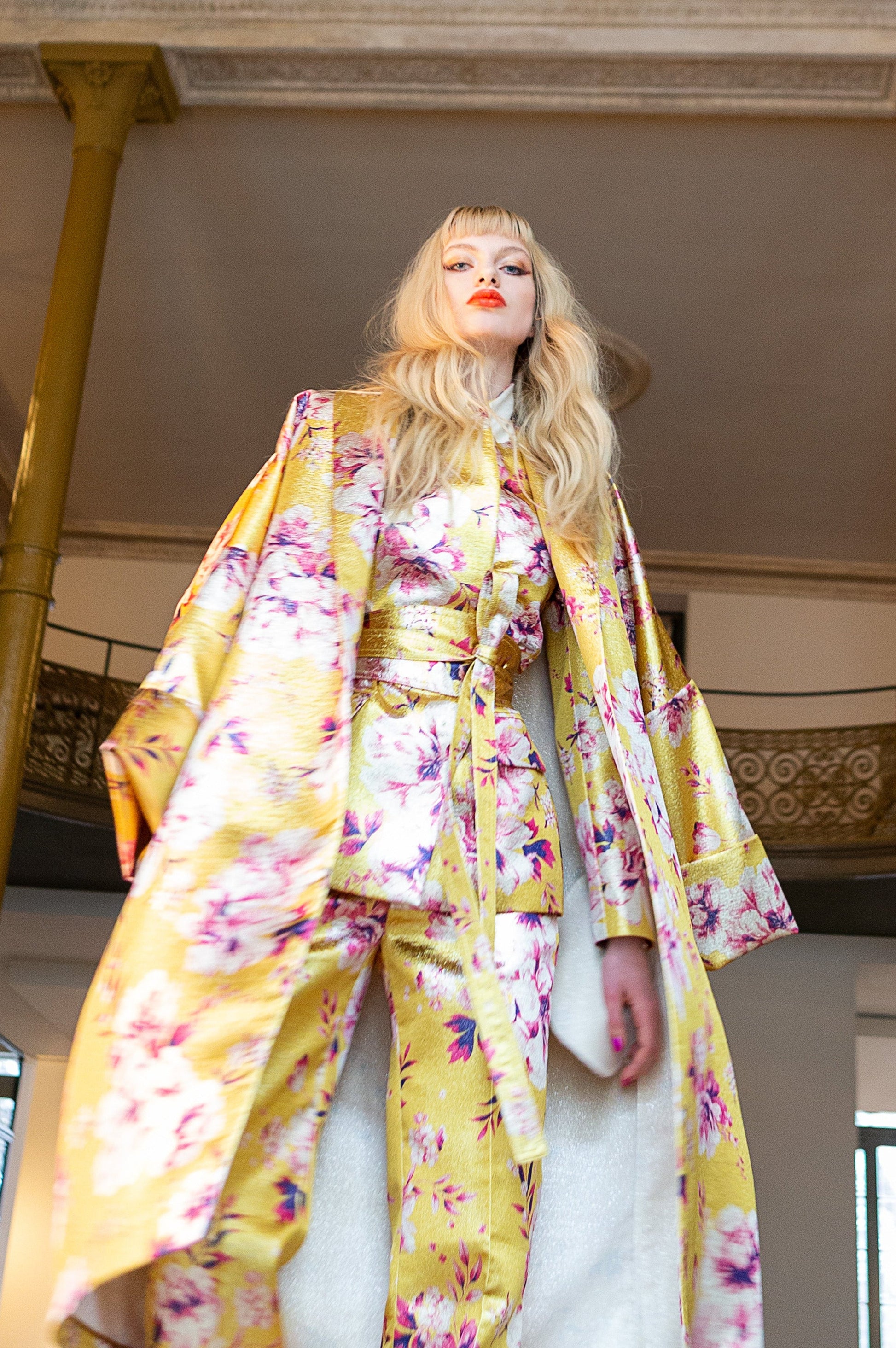 DAWID TOMASZEWSKI Wickelmantel Alexa aus Jacquard - Yellow Flowers - On Model